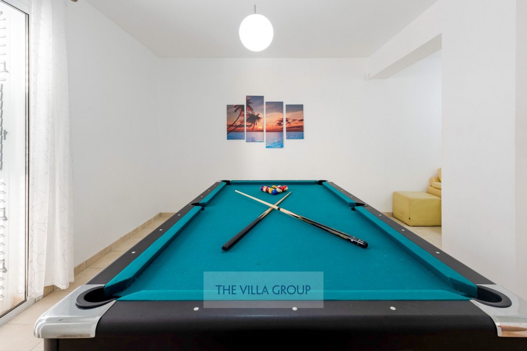 Pool table