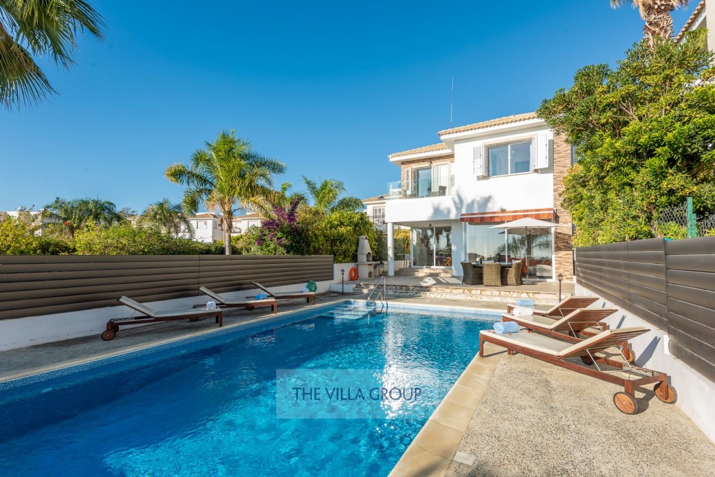 10m x 5m private swimming pool (depth: 1.10m x 1.85m) 