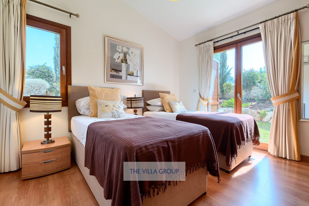 Twin bedroom