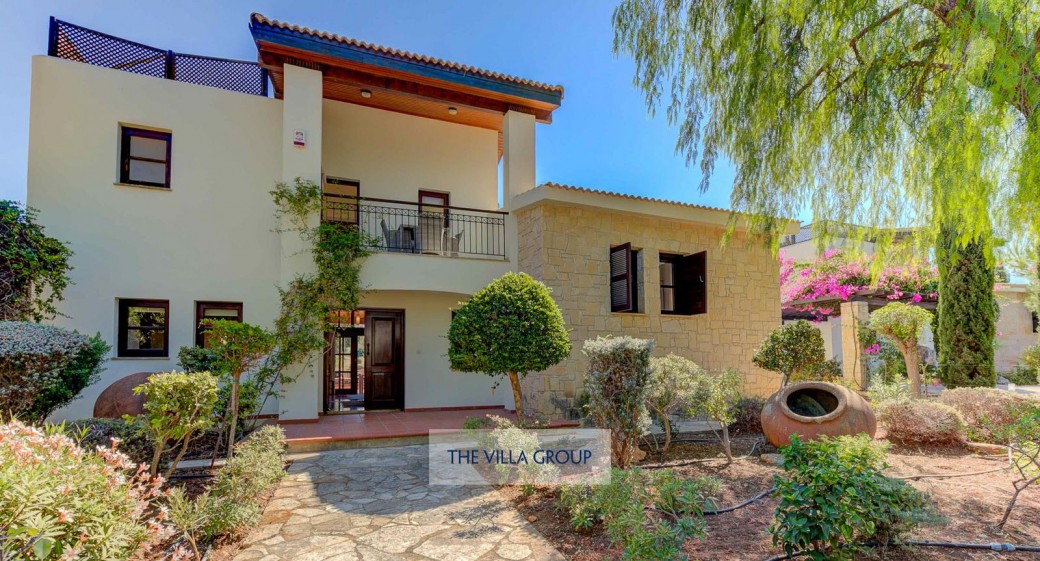 3 bedroom villa with great views over the 10th fairway and lake