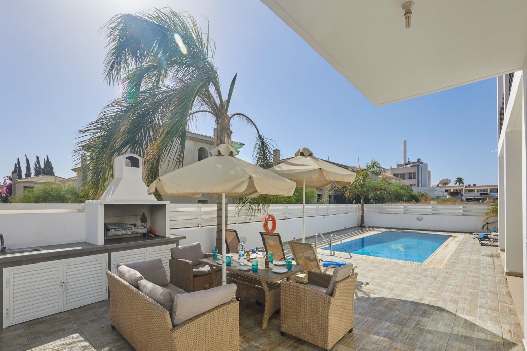 Garden and pool area, with plenty of daytime sun