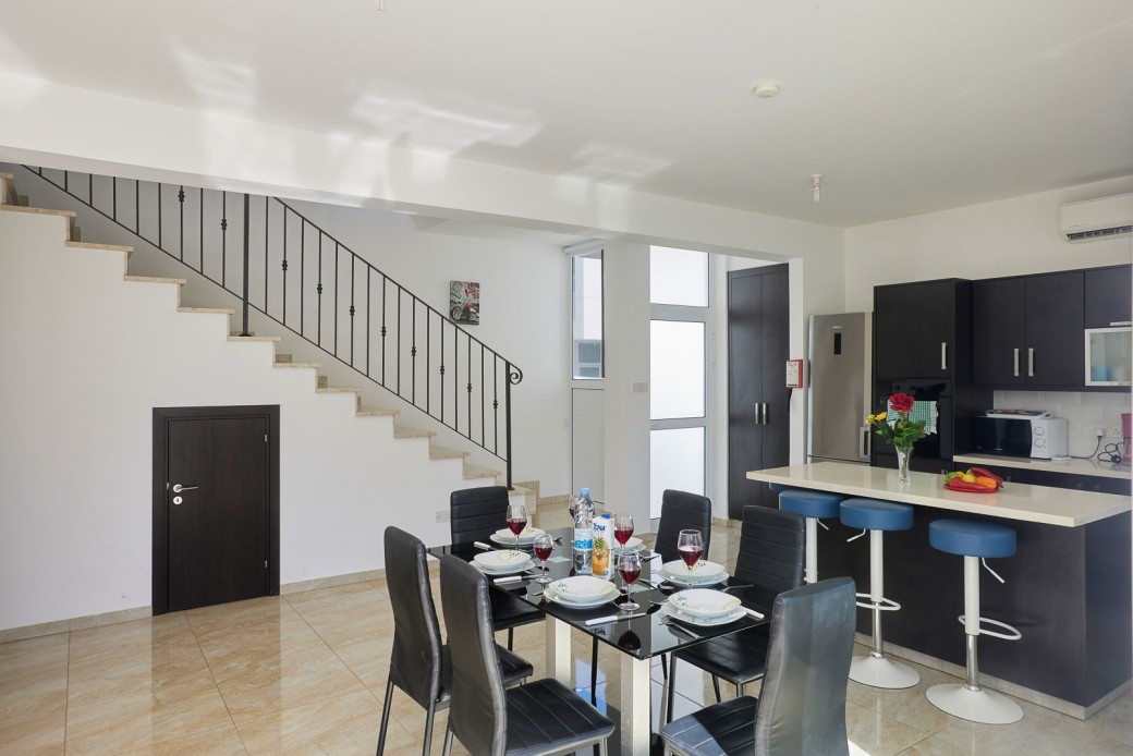 Kitchen with a granite breakfast bar
