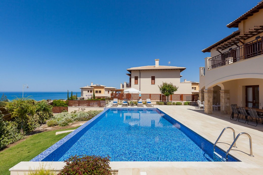Infinity swimming pool 