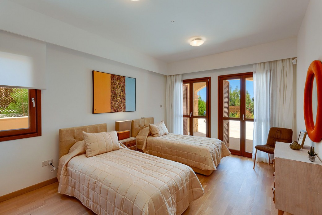 Twin bedroom