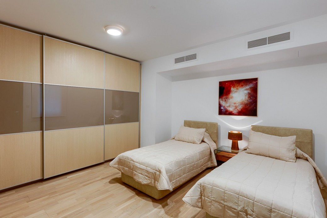 Lower ground floor twin bedroom