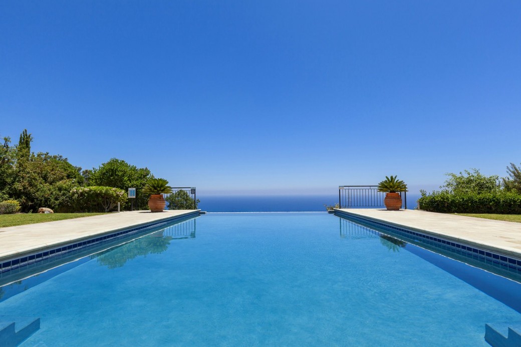 10m x 5m infinity-edge swimming pool (can also be heated at an extra cost)