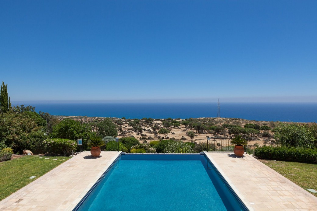 10m x 5m infinity-edge swimming pool with walk-in steps