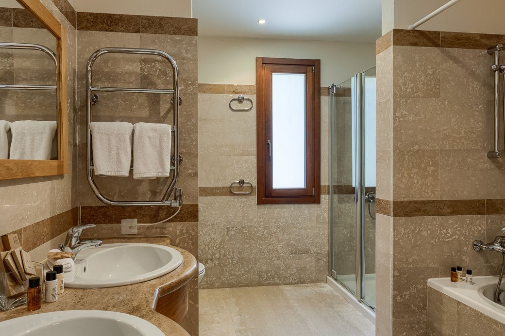 Master bedroom en-suite with tub and shower