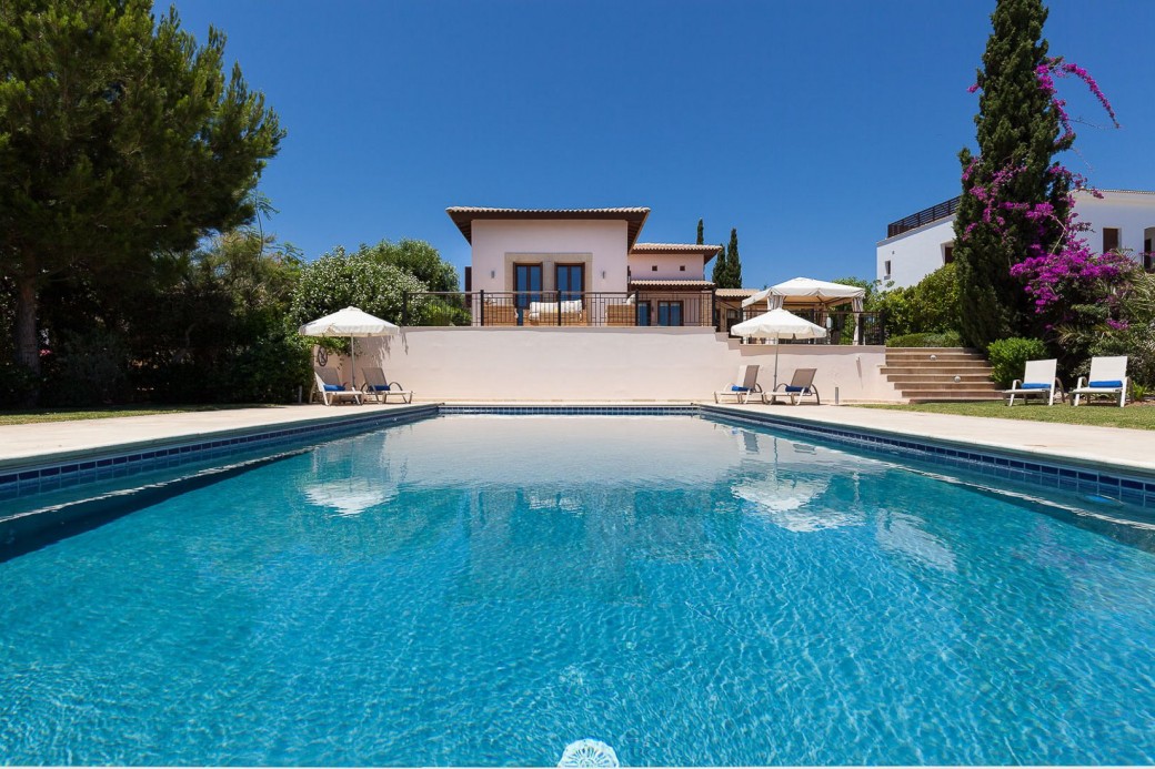 The finishing touch to this luxurious and elegant property is a 10m x 5m infinity-edge swimming pool