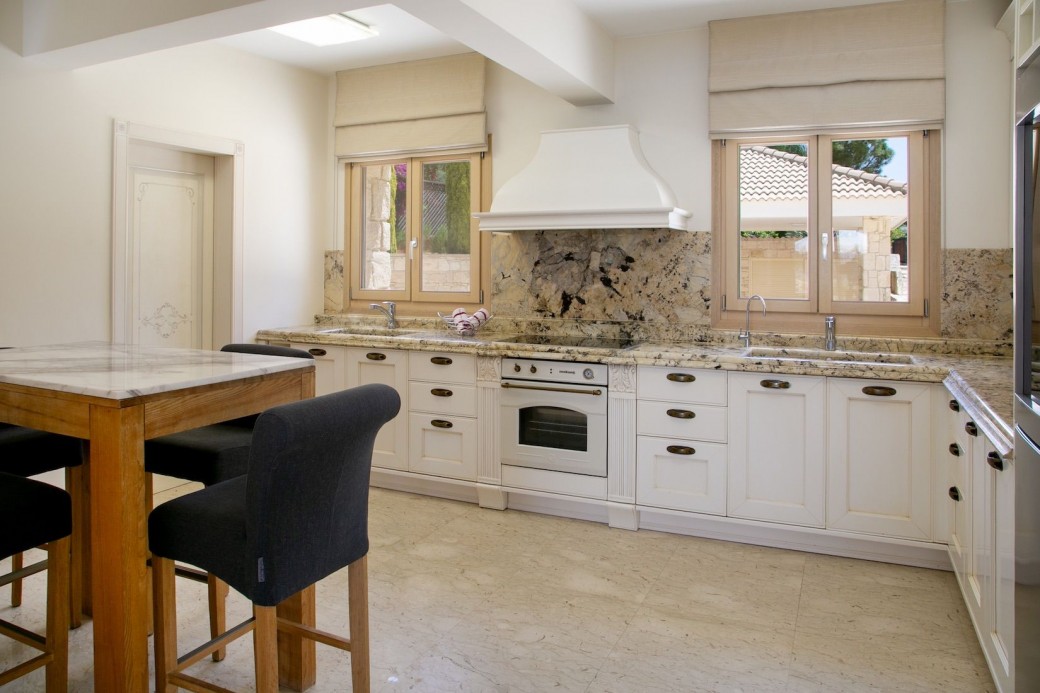 Fully fitted kitchen