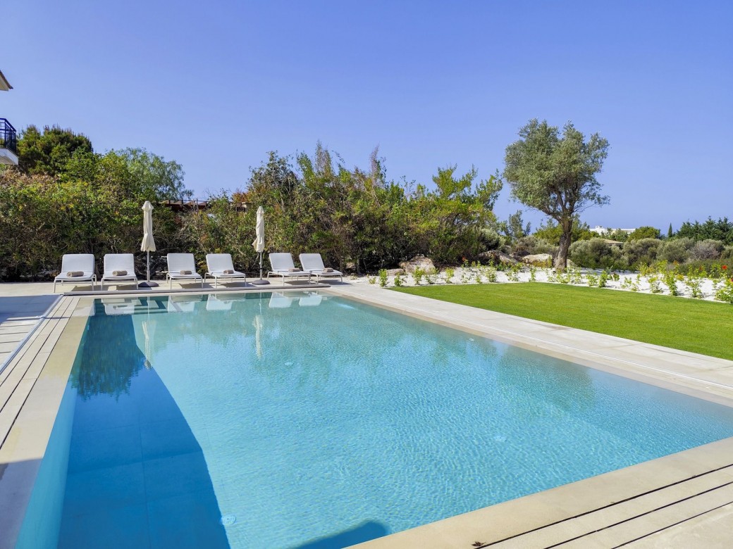 Stunning overflowing pool, which comes with an optional Safety Cover for peace of mind