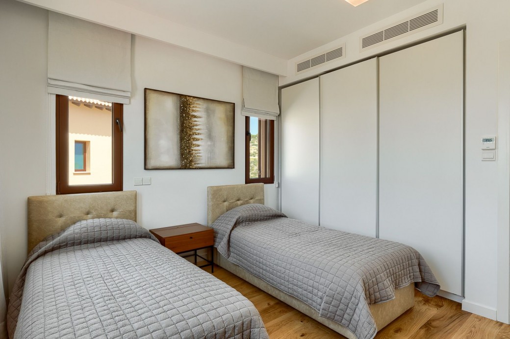Twin bedroom