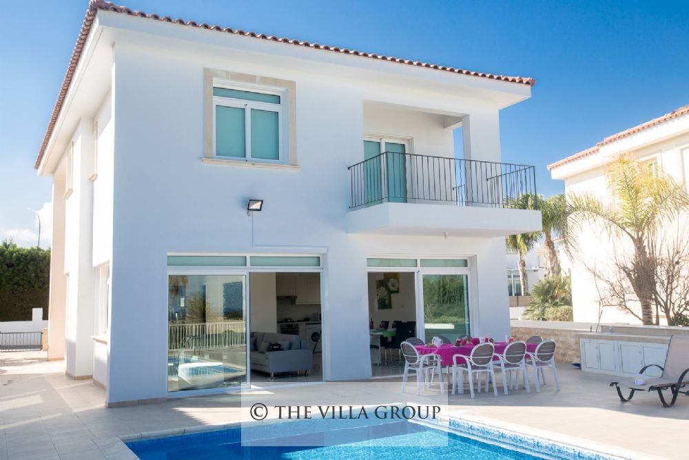 Beautiful contemporary  4 bedroom villa 