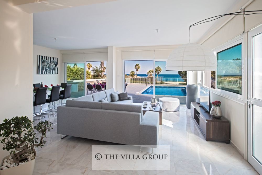 Modern design open plan living area, dining area and kitchen 