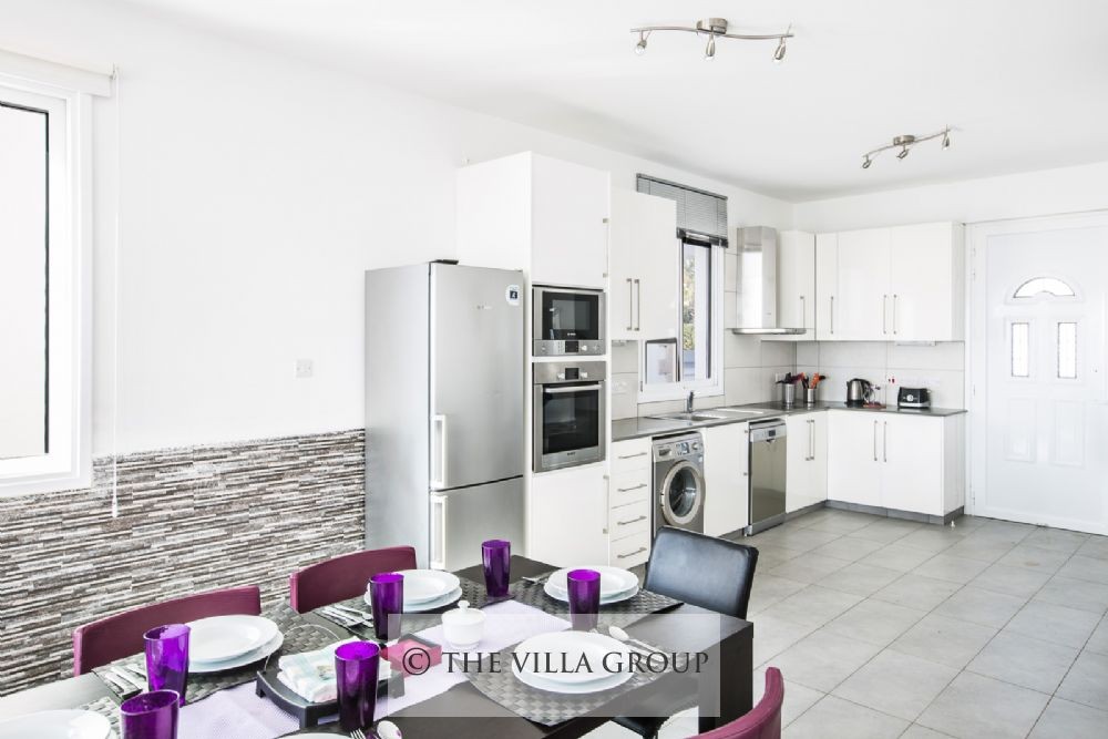 Dining table and fully equipped kitchen