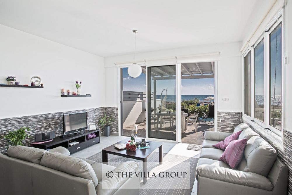 Comfortable sofas facing the TV