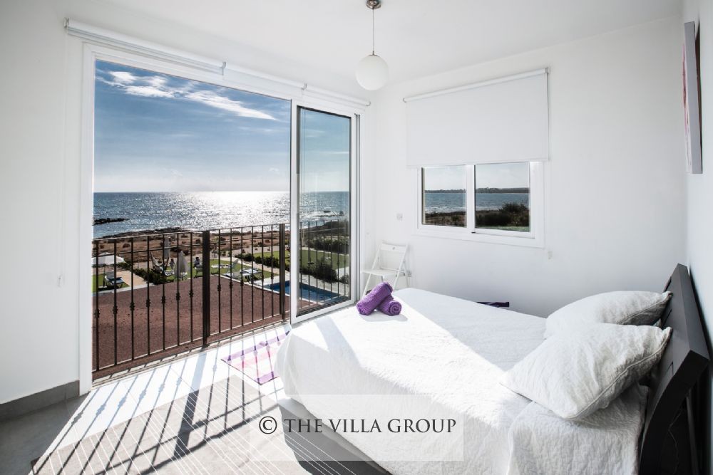 Main bedroom with panoramic view of the sea