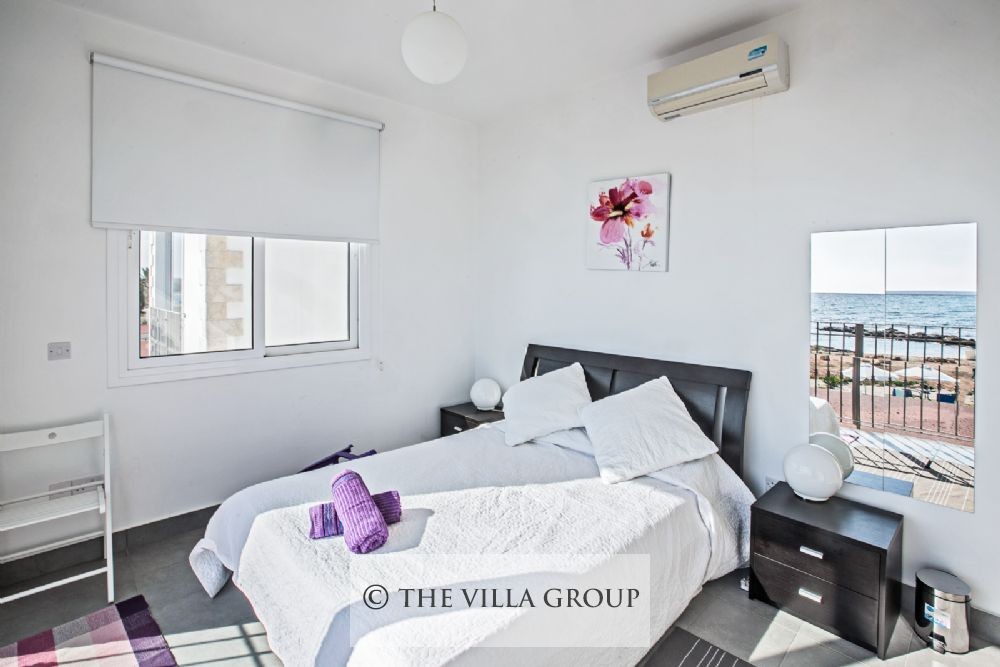 Main bedroom with a double bed