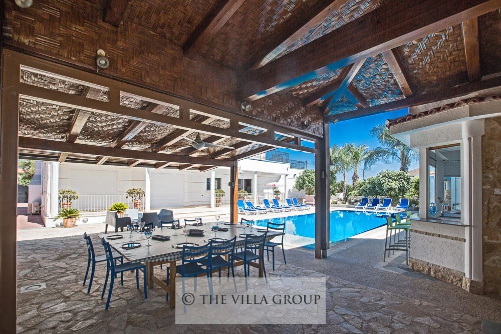 Al fresco dining table