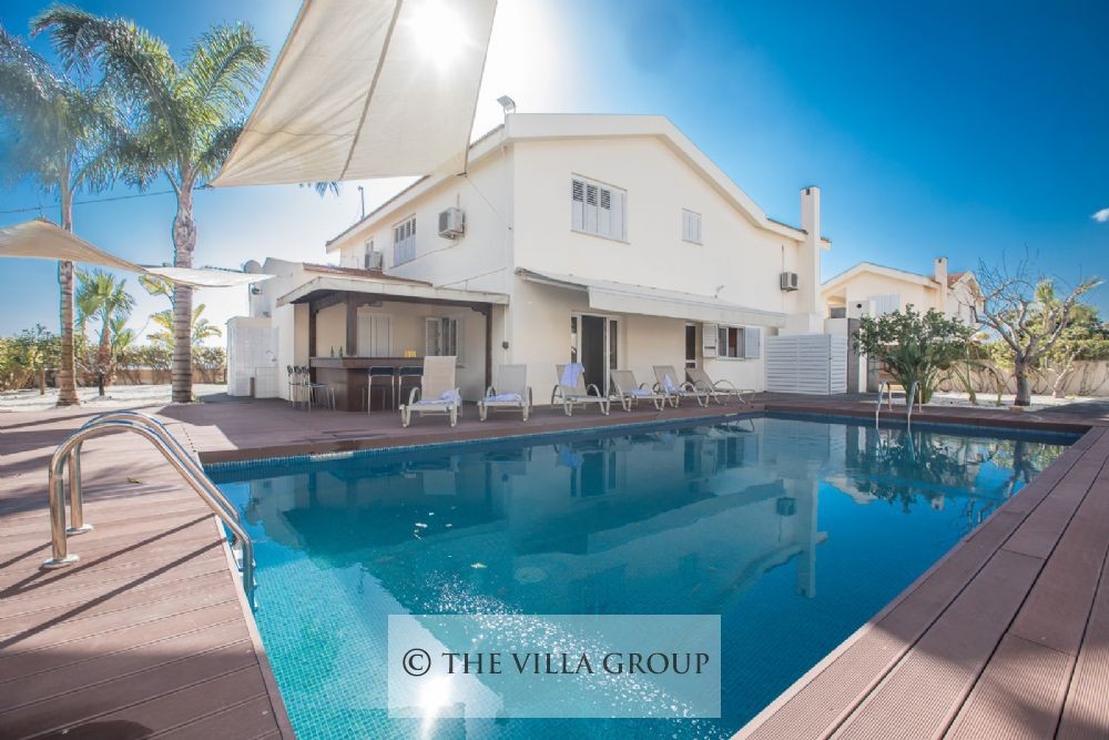 Spacious 4-bedroom villa in Ayia Thekla