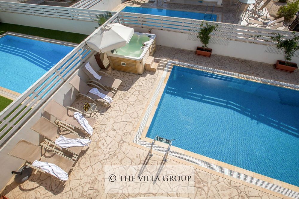 Hot tub next to the swimmin pool