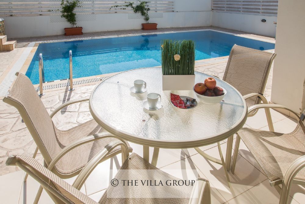 Al fresco dining by the swimmin pool