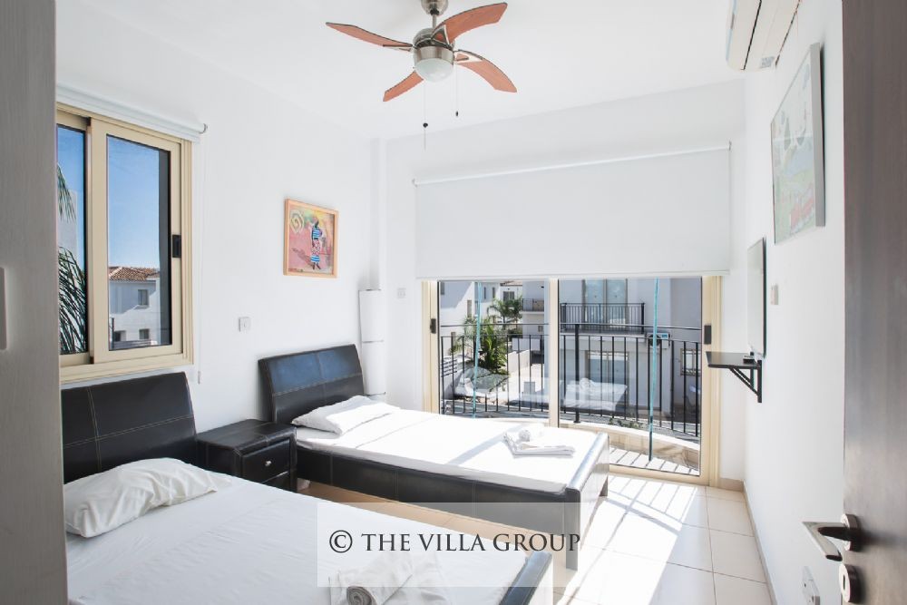 Twin bedroom with balcony