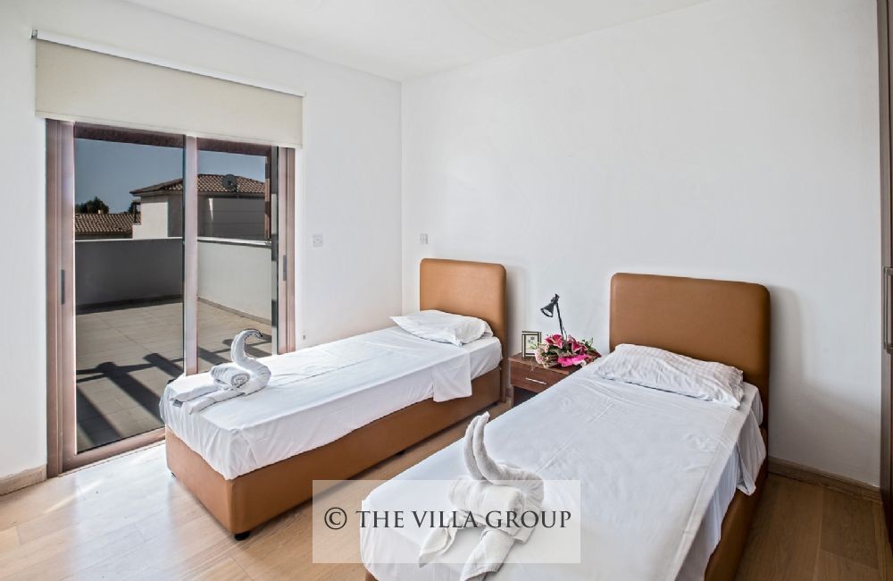 Third bedroom with twin beds and patio doors to balcony