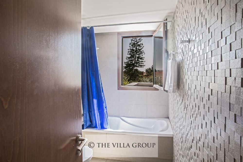 Main bathroom with bathtub