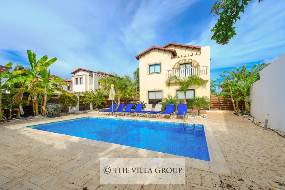 7x3.5 m swimming pool with sun loungers