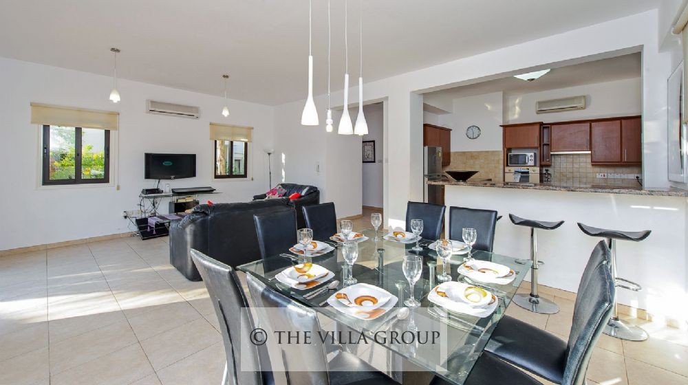 Dining table for 8 people and breakfast bar