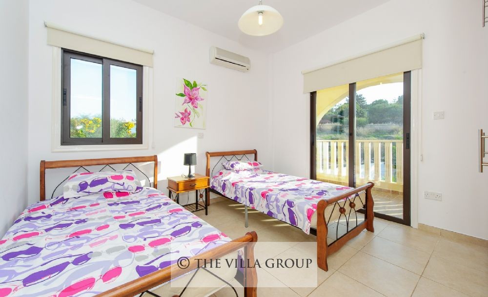 Twin bedroom with balcony