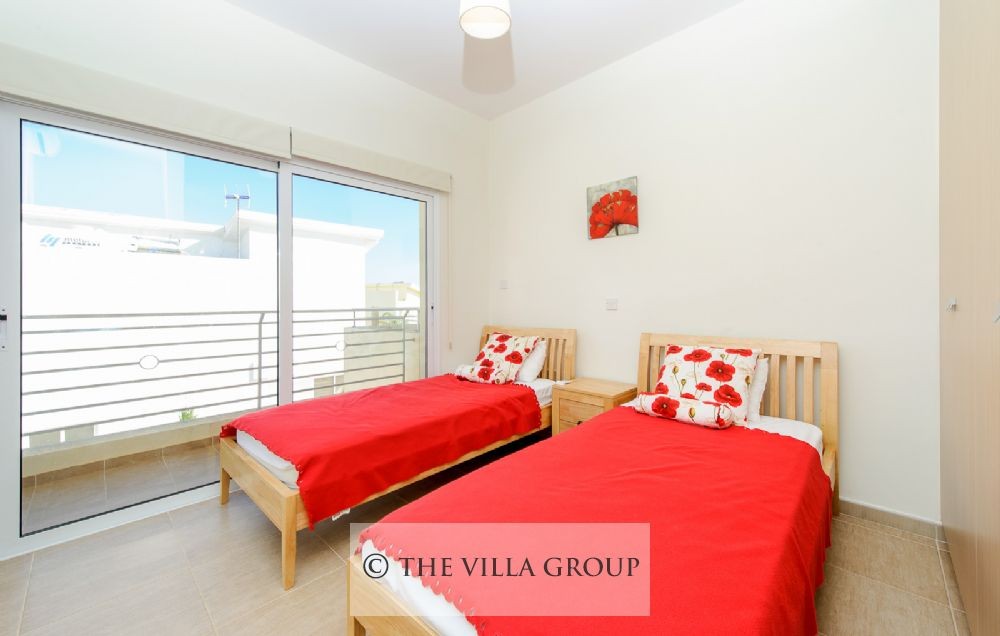 Twin bedroom with balcony