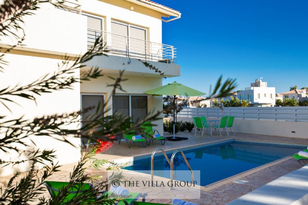 Beautiful villa with spacious swimming pool area