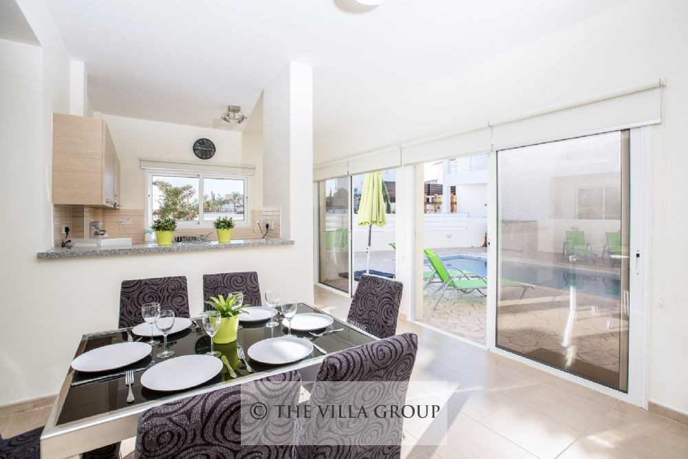 Dining area and kitchen with direct access to the swimming pool