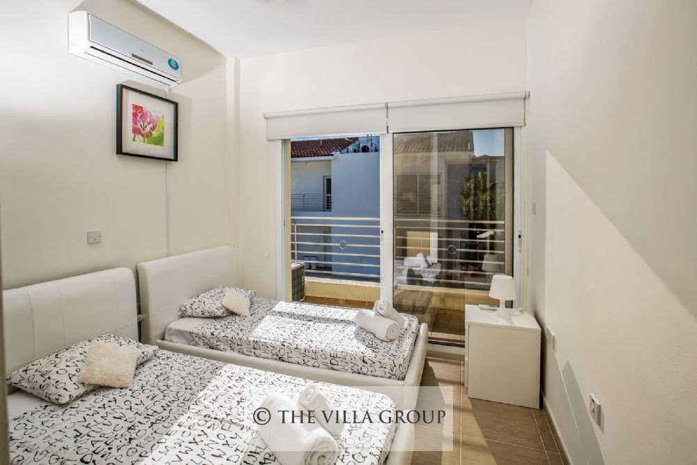 Twin bedroom with balcony
