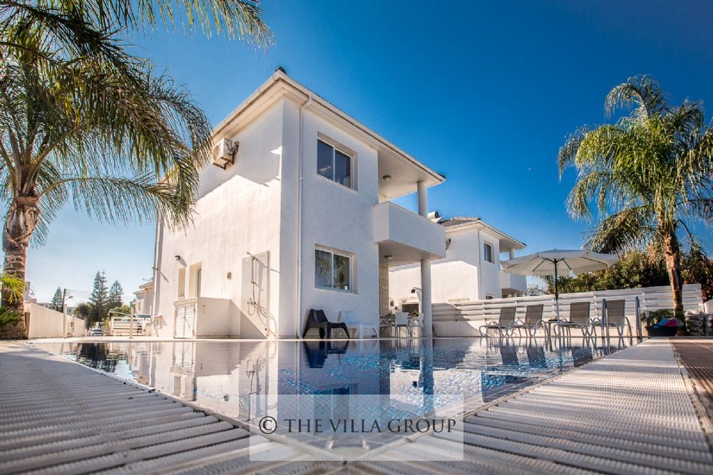 Spacious swimming pool area