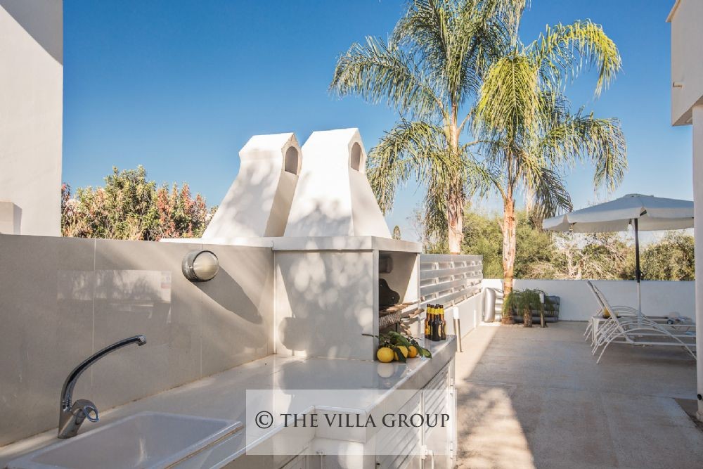 Built-in barbecue and worktop with sink