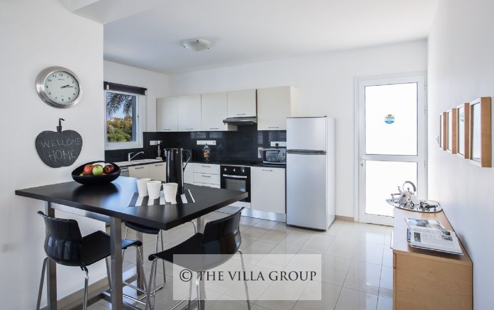 Fully equipped kitchen and breakfast bar