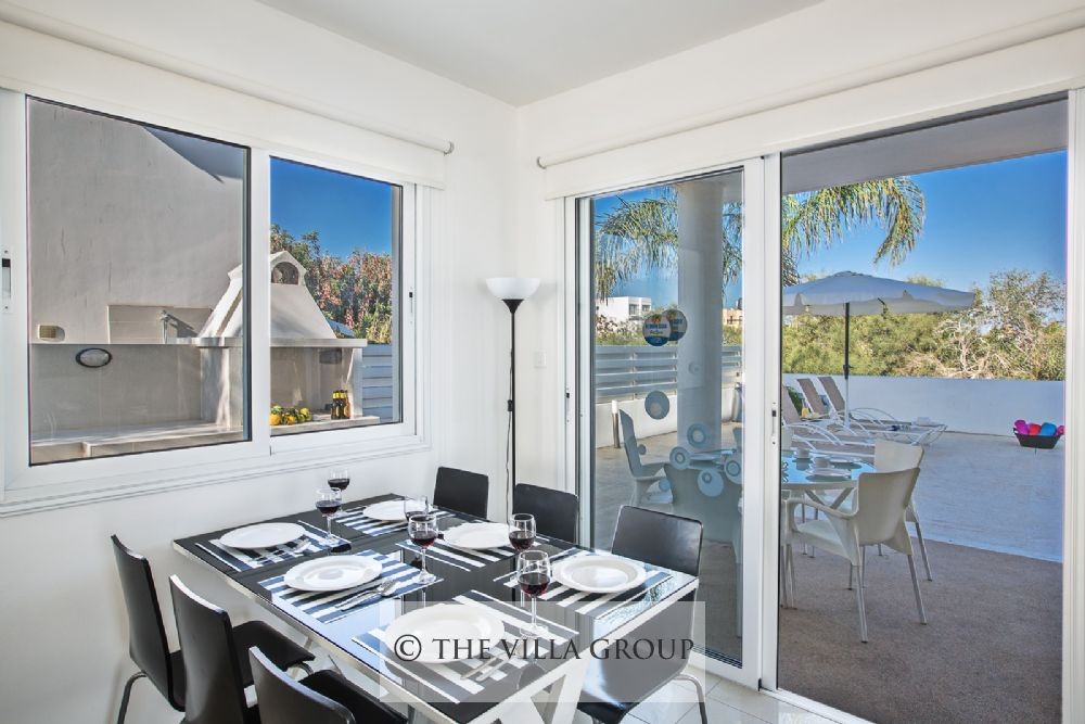 Dining table for 6 people