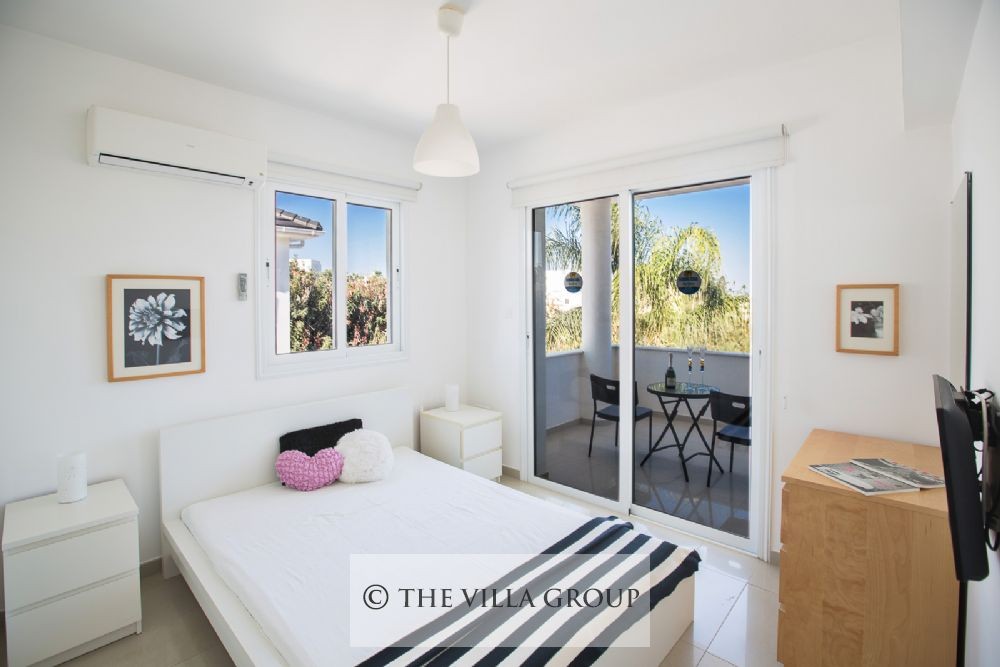 Double bedroom with balcony