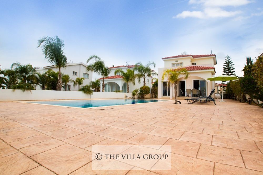 Spacious swimming pool area