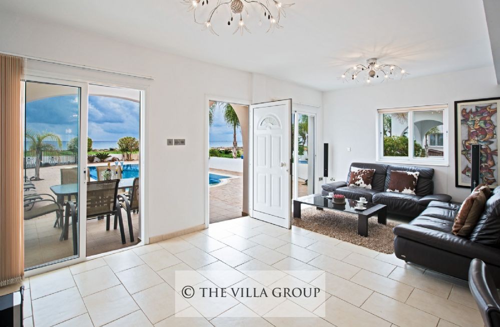 Living area with direct access to the swimming pool