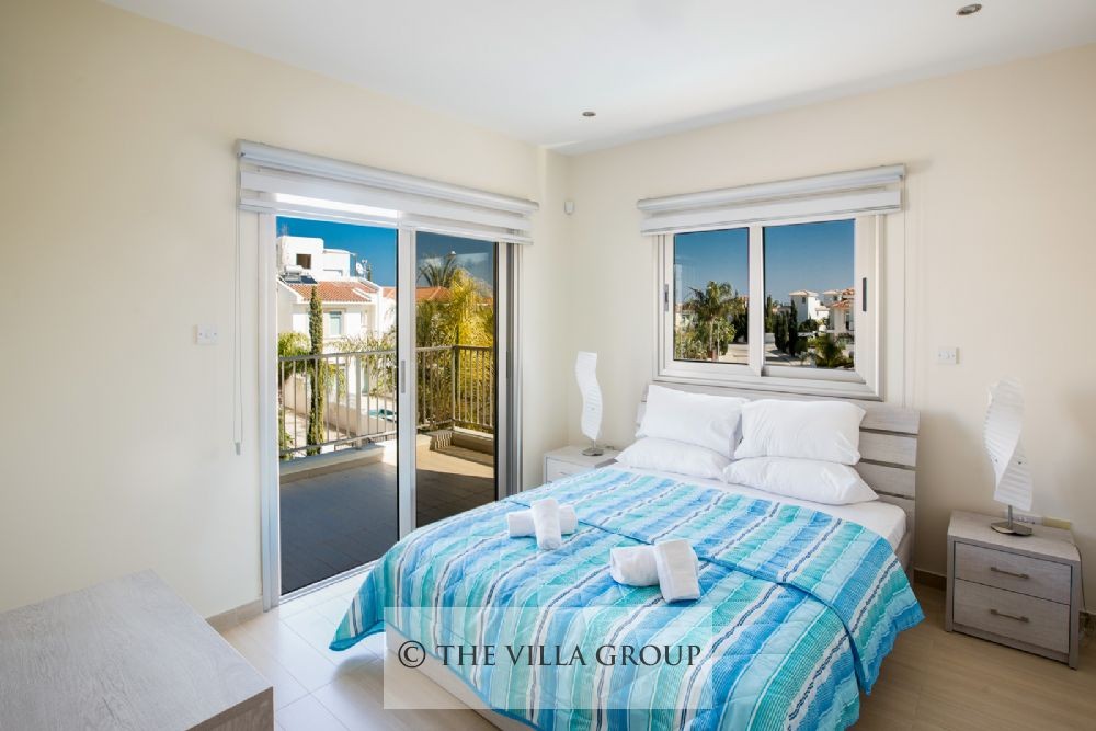 Double bedroom with access to a balcony