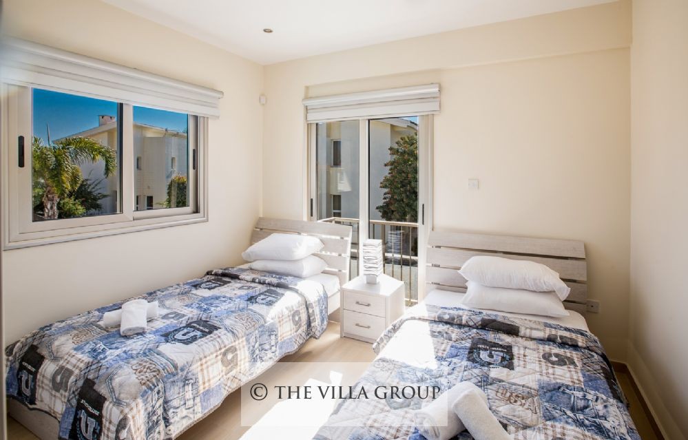 Twin bedroom with balcony