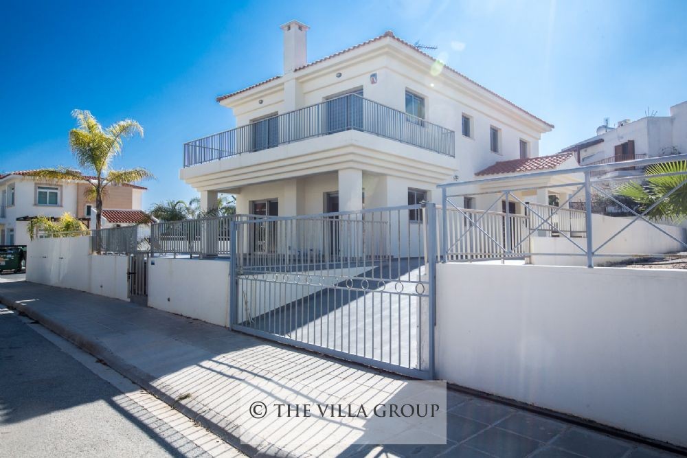 Exterior of the villa with driveway