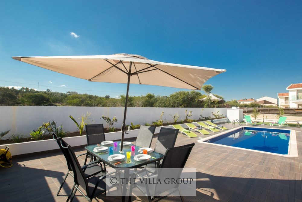 Ideal setting to enjoy al fresco dining by the swimming pool