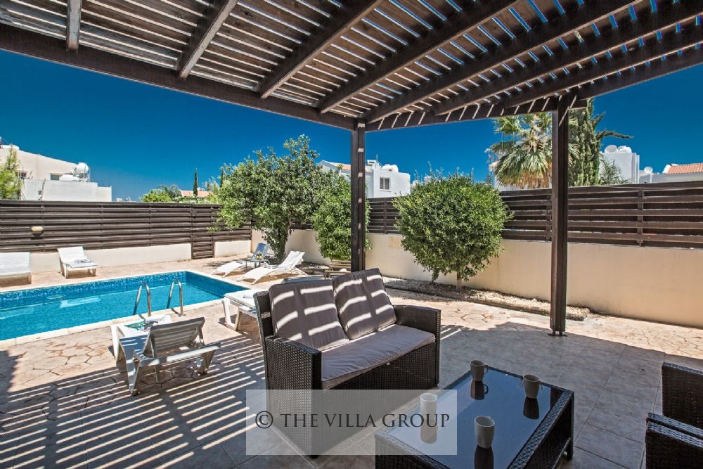 Furnished terrace covered by a pergola