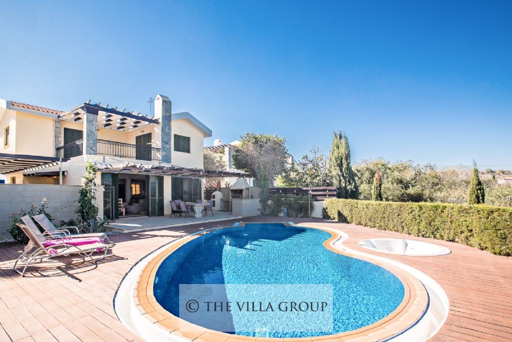 Spacious swimming pool area