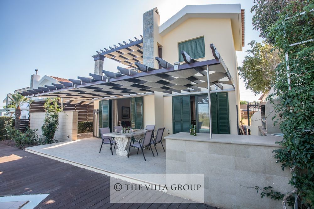 Furnished terrace covered by a pergola
